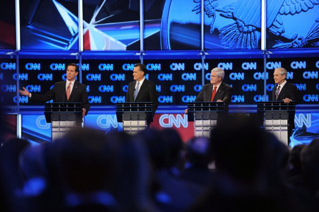 Rick Santorum (i), Mitt Romney (2i), Newt Gingrich (2d) y Ron Paul (d) participan en un debate en el Coliseo de North Charleston, Carolina del Sur.