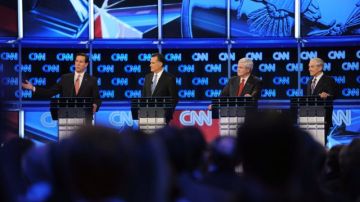 Rick Santorum (i), Mitt Romney (2i), Newt Gingrich (2d) y Ron Paul (d) participan en un debate en el Coliseo de North Charleston, Carolina del Sur.