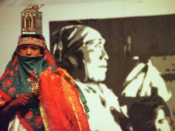 Una mujer tarahumara luce su atuendo típico.
