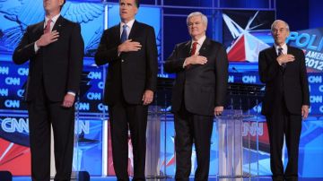 Los precandidatos  republicanos Rick Santorum (I), Mitt Romney (2-i), Newt Gingrich (2-d) y Ron Paul (d), en el debate en  Carolina del Sur