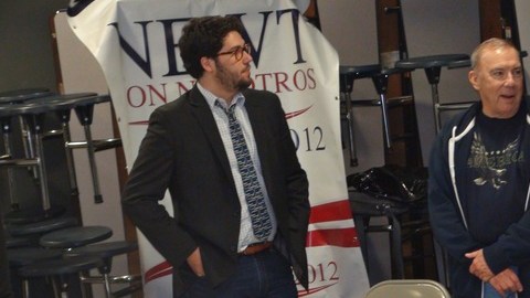 Un joven asiste a la apertura de la oficina de campaña de Newt Gingrich en Orlando, Florida.