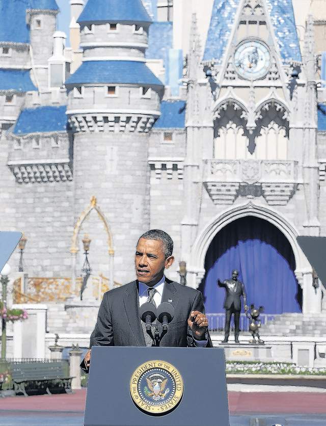 Con el Magic Kingdom de Orlando de fondo, el presidente Barack Obama ofrece detalles de la nueva estrategia para generar empleos.