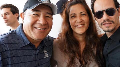 Henry Cárdenas (izq.) y Marc Anthony con Sonia Hanes, fundadora del Orfanato Niños de Cristo.