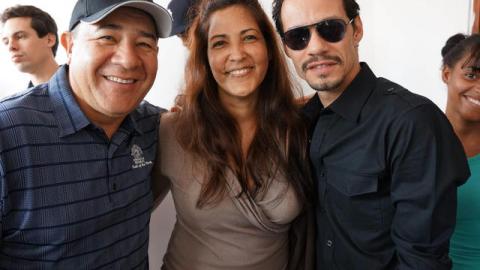Henry Cárdenas (izq.) y Marc Anthony con Sonia Hanes, fundadora del Orfanato Niños de Cristo.