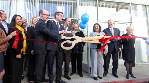 La ceremonia  de inauguración del centro  Youth Policy Institute, para brindar  clases y ayuda para toda la familia.