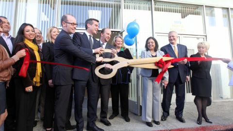La ceremonia  de inauguración del centro  Youth Policy Institute, para brindar  clases y ayuda para toda la familia.