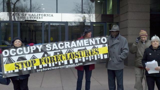 Miembros del movimiento 'Occupy Sacramento' entregaron una carta a la procuradora Kamala Harris en la que piden una moratoria a los embargos.