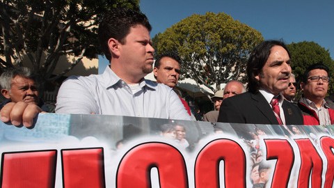 Un grupo de mexicanos se manifestaron  frente al Consulado de México en Los Ángeles.