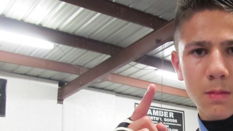 Eduardo García con su medalla de campeón regional ahora va en busca del campeonato nacional de los Guantes de Plata.