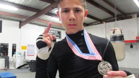 Eduardo García con su medalla de campeón regional ahora va en busca del campeonato nacional de los Guantes de Plata.