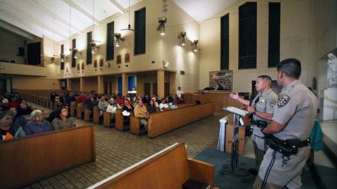 Conductores sin licencia se reunieron  en una iglesia del vecindario Adams-Normandie con autoridades de tránsito.