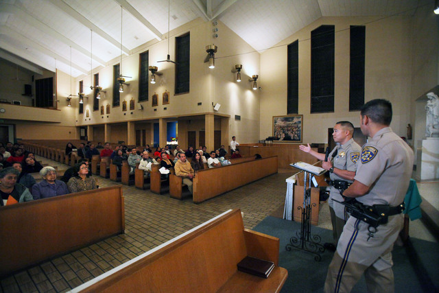 Conductores sin licencia se reunieron  en una iglesia del vecindario Adams-Normandie con autoridades de tránsito.