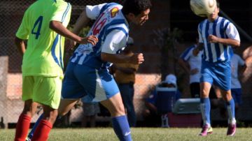 Salvador Cabañas remata el balón durante el juego amistoso de su nuevo club. Hace dos años recibió un balazo en la cabeza.