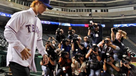 Darvish hace un recorrido en medio de una docena de cámaras.