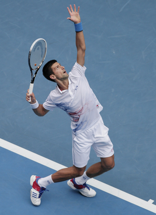 Novak Djokovic realiza un saque en su juego de ayer.