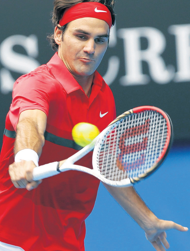 Roger Federer devuelve la bola.