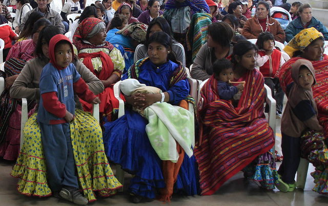Indígenas rarámuris de la comunidad de Huisarorare en la sierra tarahumara,  de Chihuahua, esperan alimentos del gobierno, ayer.