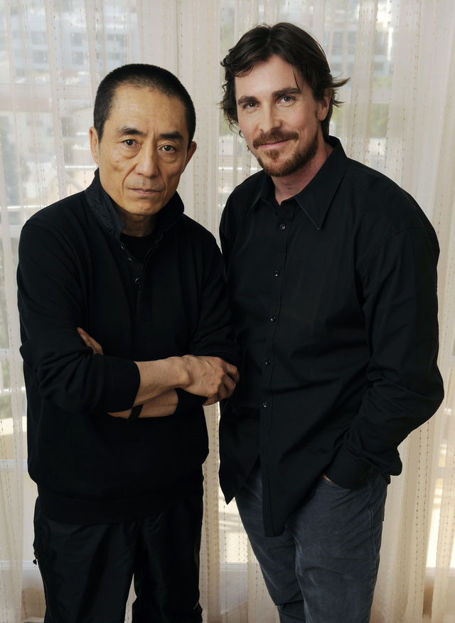 Christian Bale (der.) con Zhang Yimou.