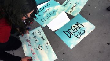 Un grupo de jóvenes que defienden el Dream Act participó en una protesta contra el candidato republicano Mitt Romney.