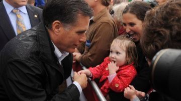 Romney saluda a una niña durante un acto electoral en la ciudad de Gilbert, Carolina del Sur.