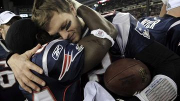 Los jugadores de los Patriots, Tom Brady (d) y Deion Branch (i), celebran el triunfo.