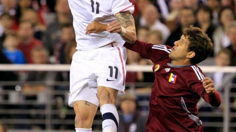 El jugador  de Estados Unidos,  Brek Shea (11),  salta para rematar el balón ante la mirada del defensa de la selección de Venezuela,   Carlos Rivero, en el duelo de ayer.
