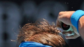 Rafael Nadal hace un gran esfuerzo para devolver un saque.