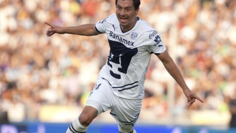 Juan Carlos Cacho corre a celebrar el gol de Pumas ante Rayados en el partido disputado ayer en el Estadio Tecnológico.