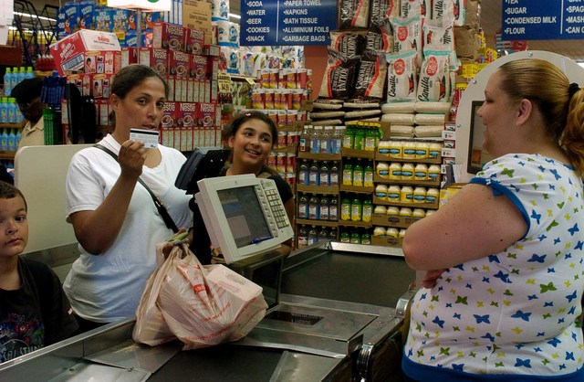 Uno de cada siete estadounidenses recibió los beneficios de  asistencia alimenticia en 2011, la cifra más alta en toda la historia del país.