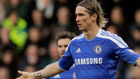 A Fernando Torres no le queda más que abrir los brazos en acto de deseperación porque no caen los goles con el Chelsea.