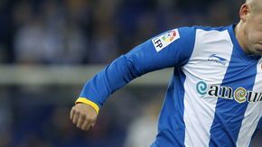 El mediocampista del Espanyol, Vladimir Weis (izq.) conduce el balón presionado por el defensa del Granada, Guilherme Siquiera.