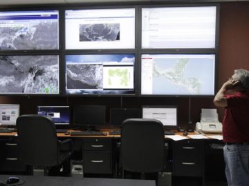 En El Salvador monitorean gráficas que registran sismo de 6.6 grados en la escala de Richter, con epicentro en Chiapas (México),  ayer.