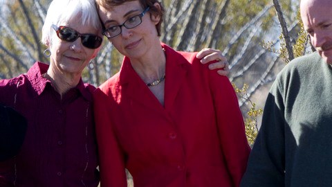 La congresista Gabrielle Giffords (centro) acompañada por su marido Mark Kelly y de la esposa de uno de sus colaboradores en Tucson.