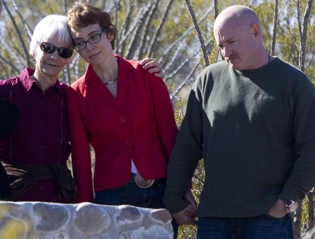 La congresista Gabrielle Giffords (centro) acompañada por su marido Mark Kelly y de la esposa de uno de sus colaboradores en Tucson.