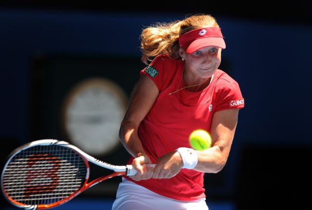La tenista rusa Ekaterina Makarova devuelve la bola a la estadounidense Serena Williams en su partido del Abierto de Australia.