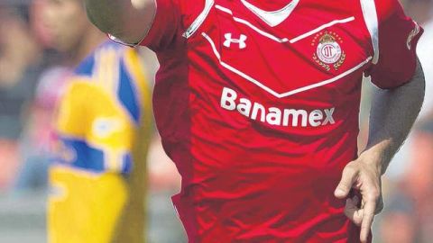 El uruguayo Iván Alonso volvió a anotar y no suelta la cima de los romperredes.