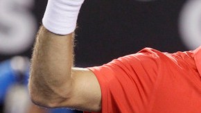 Federer saluda a sus fans.