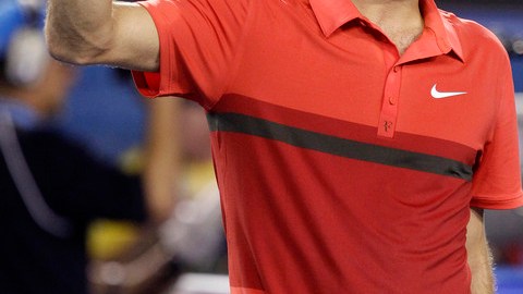 Federer saluda a sus fans.