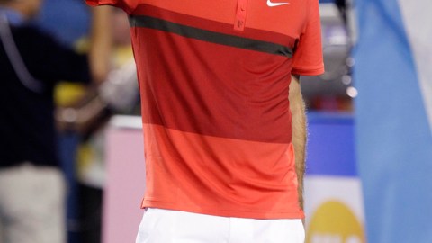 Federer saluda a sus fans.
