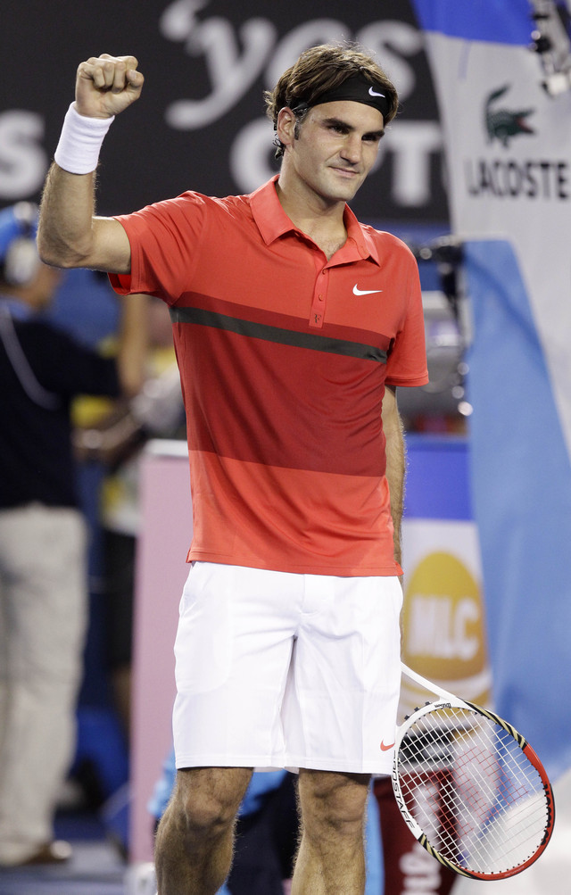 Federer saluda a sus fans.