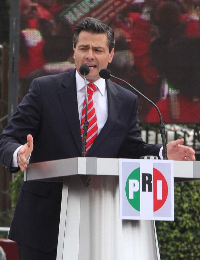 Enrique Peña Nieto, cuando dirigía un mensaje a sus simpatizantes en la explana del la sede nacional del PRI..