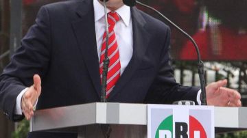 Enrique Peña Nieto, cuando dirigía un mensaje a sus simpatizantes en la explana del la sede nacional del PRI..