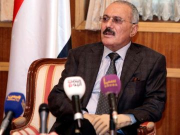Alí Abdalá Saleh habla en  rueda de prensa en Saná, ayer.