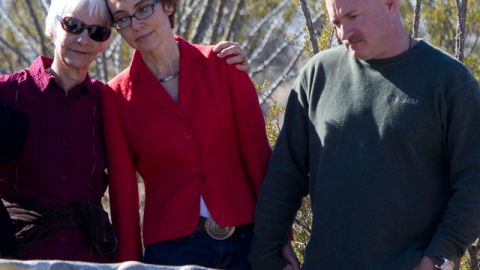 Gabrielle Giffords (c.), rindiendo tributo a Gabe Zimmerman, quien fue muerto un año a trás en el tiroteo de Tucson.