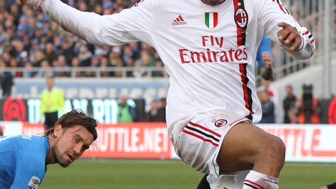 Robinho supera al portero Samir Ujkani y anota para el  Milan.