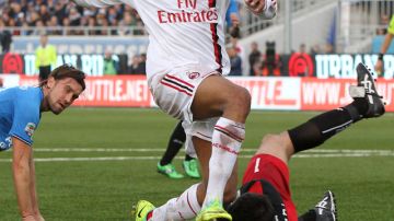 Robinho supera al portero Samir Ujkani y anota para el  Milan.