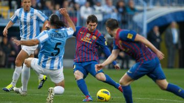 El esfuerzo de Martin Demichelis (5) va a ser inútil porque el remate de Lionel Messi se va a convertir en el  tercer gol del Barsa ante Málaga.