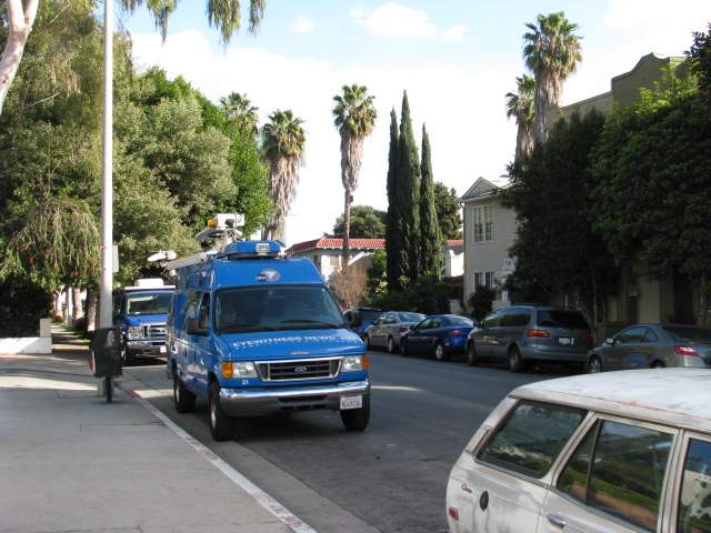 Un camión de un canal de televisión estacionado ayer frente al edificio de la avenida De Longpre donde vivía la víctima.