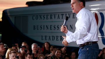 Mitt Romney, quien necesita urgentemente una victoria en Florida, se dirige a sus seguidores reunidos ayer en Ormond Beach.
