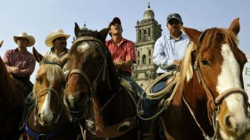 Campesinos de Chihuahua a su llegada, ayer, al Zócalo de la capital,  en demanda de apoyos